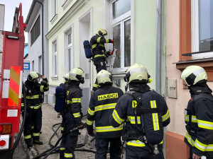 Na Rudolfovské začal hořet byt. Kvůli zapnutému sporáku