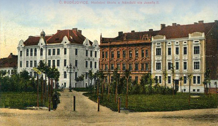 DRBNA HISTORIČKA: V roce 1919 bylo náměstí císaře Josef II. přejmenováno na Palackého náměstí