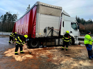 Dálnici D3 ve směru na České Budějovice uzavřela nehoda kamionu