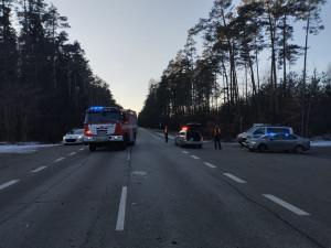 Na Jindřichohradecku se čelně srazilo osobní a nákladní auto. Vážně zraněného řidiče převezli do nemocnice