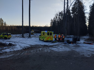 Na Jindřichohradecku se čelně srazilo osobní a nákladní auto. Vážně zraněného řidiče převezli do nemocnice