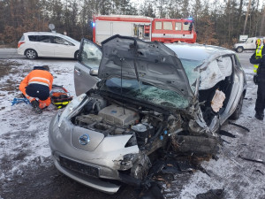 Na Jindřichohradecku se čelně srazilo osobní a nákladní auto. Vážně zraněného řidiče převezli do nemocnice
