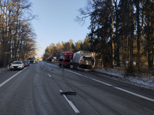 Na Jindřichohradecku se čelně srazilo osobní a nákladní auto. Vážně zraněného řidiče převezli do nemocnice
