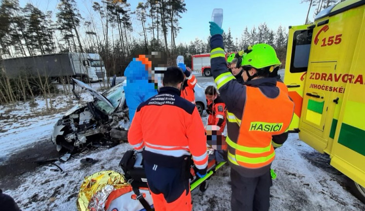 Na Jindřichohradecku se čelně srazilo osobní a nákladní auto. Silnice je uzavřená