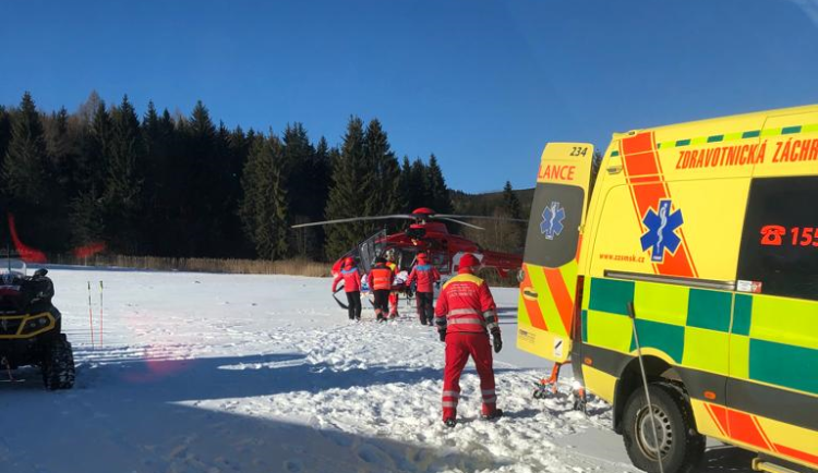Náročný víkend na horách. Pro zraněnou lyžařku musel do Karlova letět vrtulník