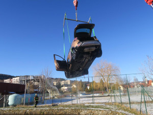 Žena sjela autem do požární nádrže. Vůz museli vytáhnout hasiči jeřábem