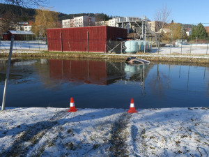 Žena sjela autem do požární nádrže. Vůz museli vytáhnout hasiči jeřábem