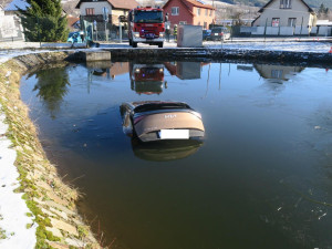 Žena sjela autem do požární nádrže. Vůz museli vytáhnout hasiči jeřábem