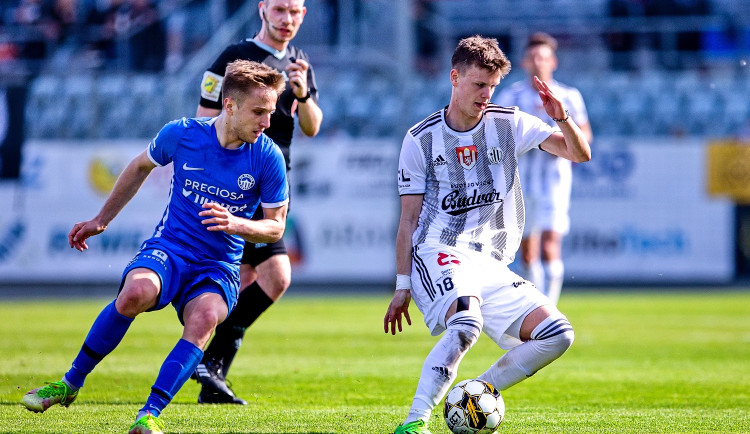 Patrik Hellebrand (na fotce v bílém dresu).