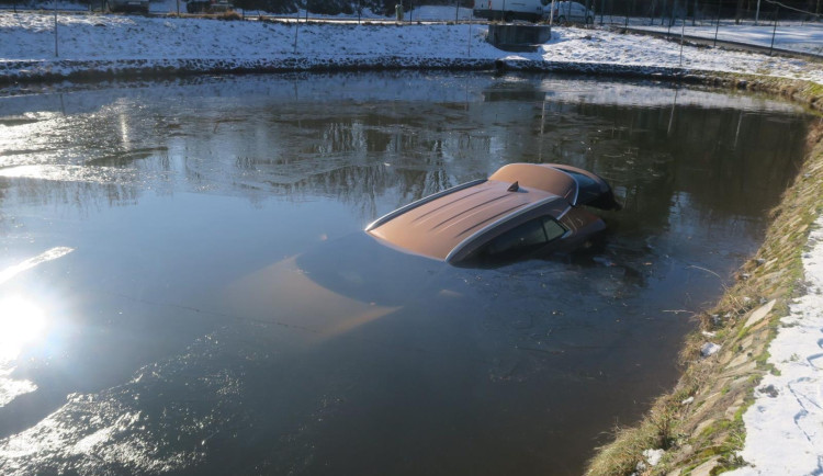 Žena sjela autem do požární nádrže. Vůz museli vytáhnout hasiči jeřábem