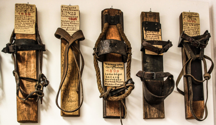 Poprvé se na Šumavě lyžovalo před 130 lety. První lyže pořídil Jan Prokop, slavný hoteliér ze Špičáku