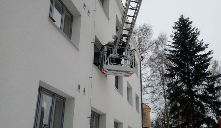 Osmnáct lidí uteklo v Žacléři před požárem