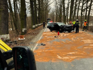 Ledovka trápí řidiče. Hasiči řešili ráno několik nehod