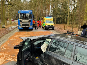 Ledovka trápí řidiče. Hasiči řešili ráno několik nehod