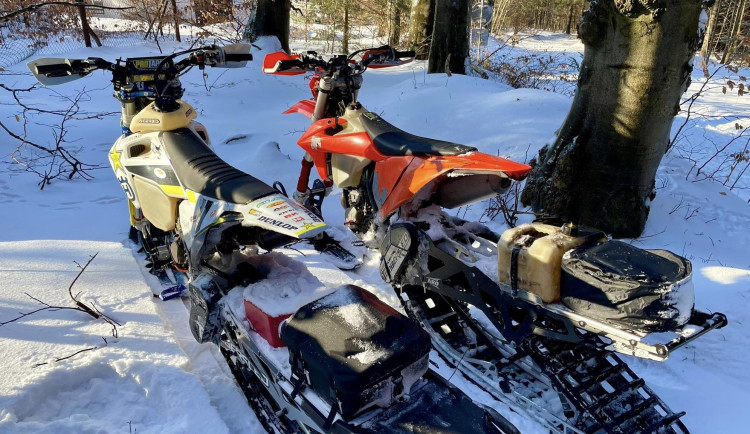 Svědci vyfotili motorkáře, kteří o víkendu pustošili hřebeny Jeseníků. Lidé si stěžovali na smrad a hluk
