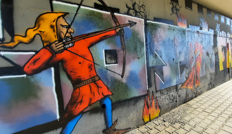 Most na průtahu Olomoucí ozdobily středověké kresby. Silničáři spolupracují s mladými umělci