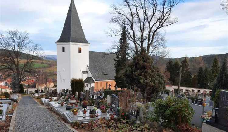 Prachatice příští rok upraví část hřbitova, vjezd ze silnice je nebezpečný