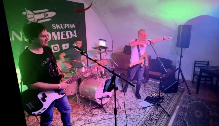 VIDEO: Od Švýcárny ke hvězdám. Poprocková kapela Andromeda složila píseň na oslavu Pradědu