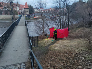 V Českém Krumlově našli ohořelé lidské tělo. Příčinu smrti policie zjišťuje