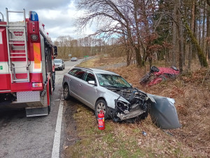 Při dopravní nehodě se střetla dvě auta. Důvodem je nejspíš nedání přednosti