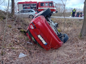 Při dopravní nehodě se střetla dvě auta. Důvodem je nejspíš nedání přednosti