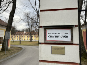 Vstup do Psychiatrické léčebny Červený Dvůr.