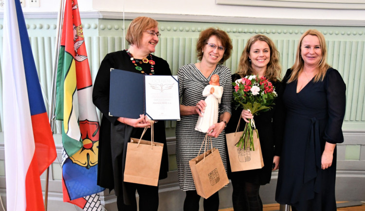 Ředitelka společnosti Otevřená OKNA Drahomíra Blažková, její zástupkyně Marie Málková, sociální pracovnice Otevřených OKEN Martina Holická a náměstkyně hejtmana pro sociální oblast Lucie Kozlová