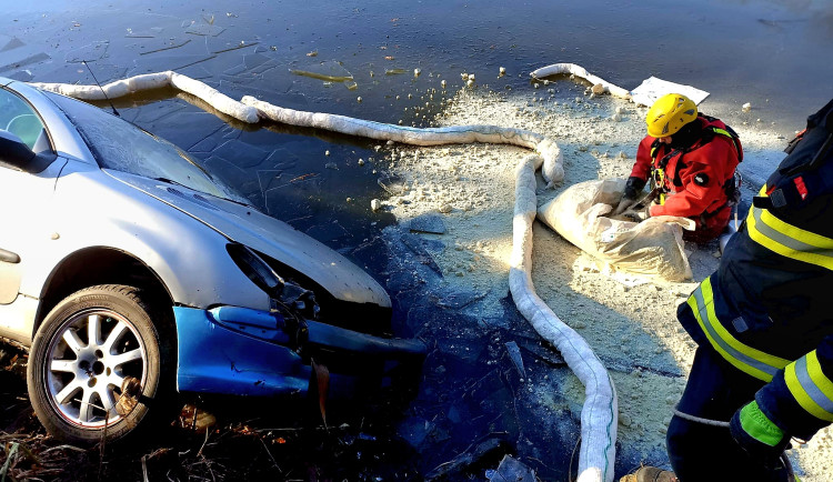 Auto sjelo do chovného rybníka, kam vytekly provozní kapaliny