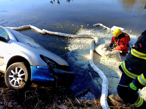 Auto sjelo do chovného rybníka, kam vytekly provozní kapaliny