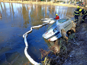 Auto sjelo do chovného rybníka, kam vytekly provozní kapaliny