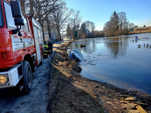 Auto sjelo do chovného rybníka, kam vytekly provozní kapaliny