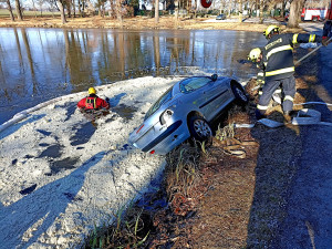 Auto sjelo do chovného rybníka, kam vytekly provozní kapaliny