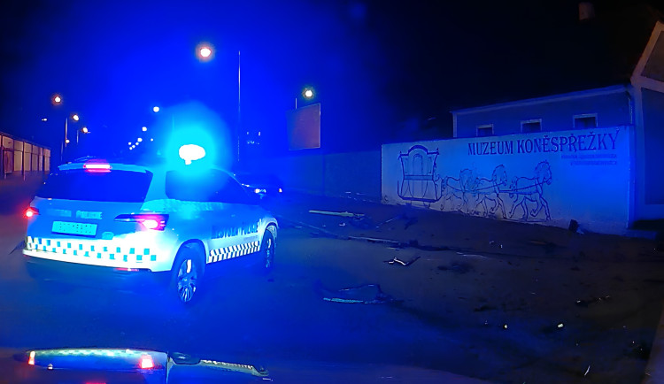 Řidič jel po náměstí v protisměru. Pak ujížděl policii a havaroval