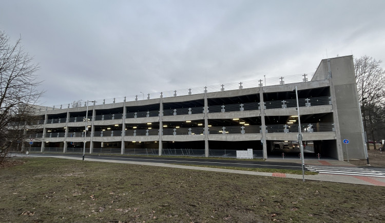 Parkovací dům Stromovka od zítřka využijí řidič. Nabídne téměř 500 míst
