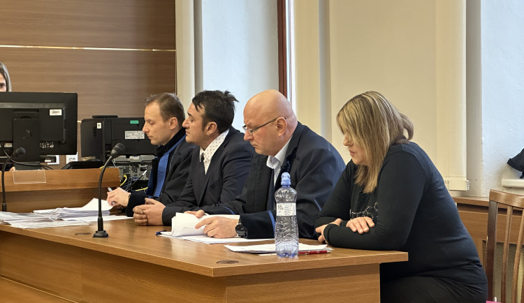 Manželé stojí před soudem kvůli provozování nevěstince. Muže navíc viní z obchodování s lidmi a znásilnění