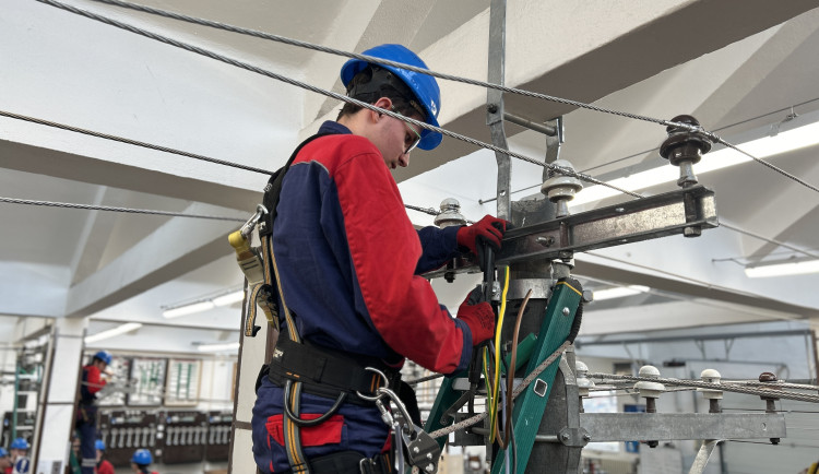 Na trhu budou chybět elektrikáři, kteří se starají o distribuční síť. EG.D otevírá nové třídy