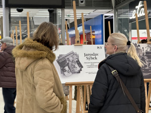 IGY hostí výstavu Jaroslava Sýbka. Fotil i anglického krále