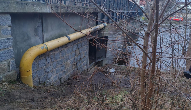 Tři muži umlátili svého kamaráda. Vše pak chtěli zamaskovat požárem