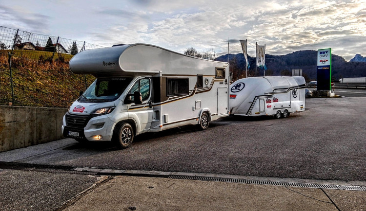 Jihočeská posádka vyrazila na Rallye Monte-Carlo Historique. Zloděj jí v Itálii ukradl obytňák i s vlekem.