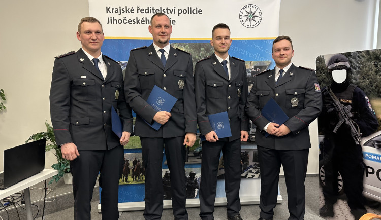 Masivní krvácení a ztráta životních funkcí. Čtveřice policistů si převzala ocenění za záchranu života