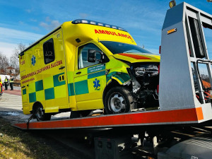 Při střetu osobního vozidla se sanitkou se zranila záchranářka