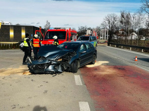 Při střetu osobního vozidla se sanitkou se zranila záchranářka