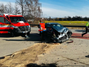 Při střetu osobního vozidla se sanitkou se zranila záchranářka