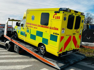 Při střetu osobního vozidla se sanitkou se zranila záchranářka