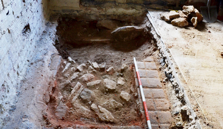 Archeologický průzkum u tvrze ve Volyni odhalil středověkou pec