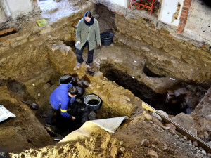 Archeologický průzkum u tvrze ve Volyni odhalil středověkou pec