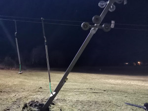 Řidiče navedla na sjezdovku navigace. Naboural do sloupu lanovky