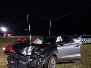 Řidiče navedla na sjezdovku navigace. Naboural do sloupu lanovky