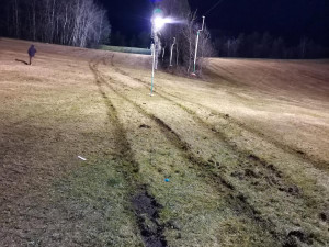 Řidiče navedla na sjezdovku navigace. Naboural do sloupu lanovky