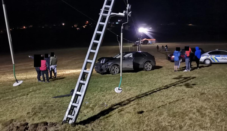 Řidiče navedla na sjezdovku navigace. Naboural do sloupu lanovky